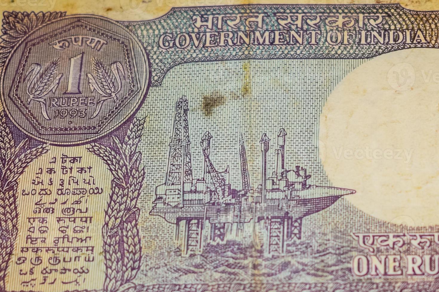 notas antigas de uma rupia combinadas na mesa, dinheiro da índia na mesa rotativa. notas antigas de moeda indiana em uma mesa rotativa, moeda indiana em cima da mesa foto