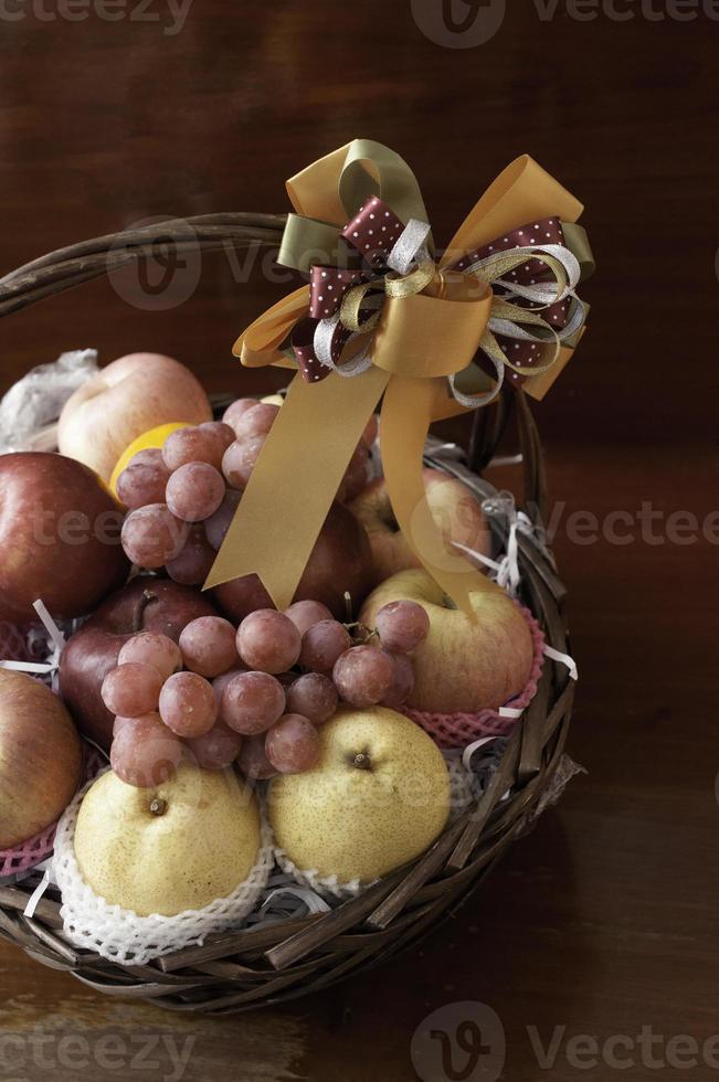 cesta de frutas de férias foto