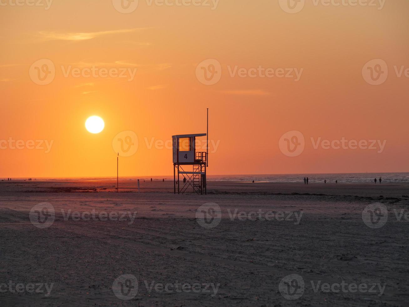 pôr do sol na ilha de juist foto