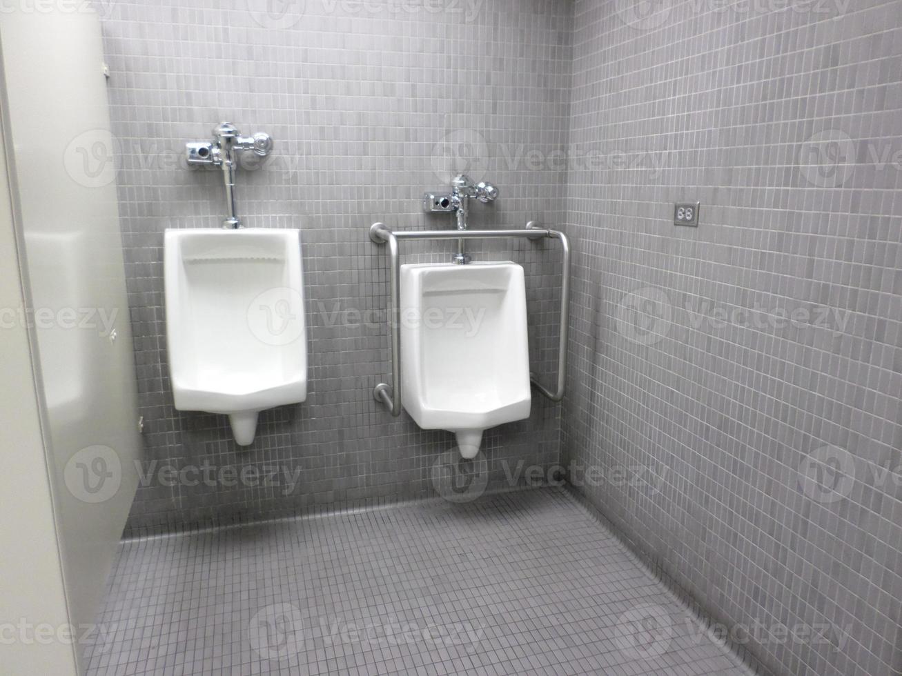 mictórios em banheiro público foto