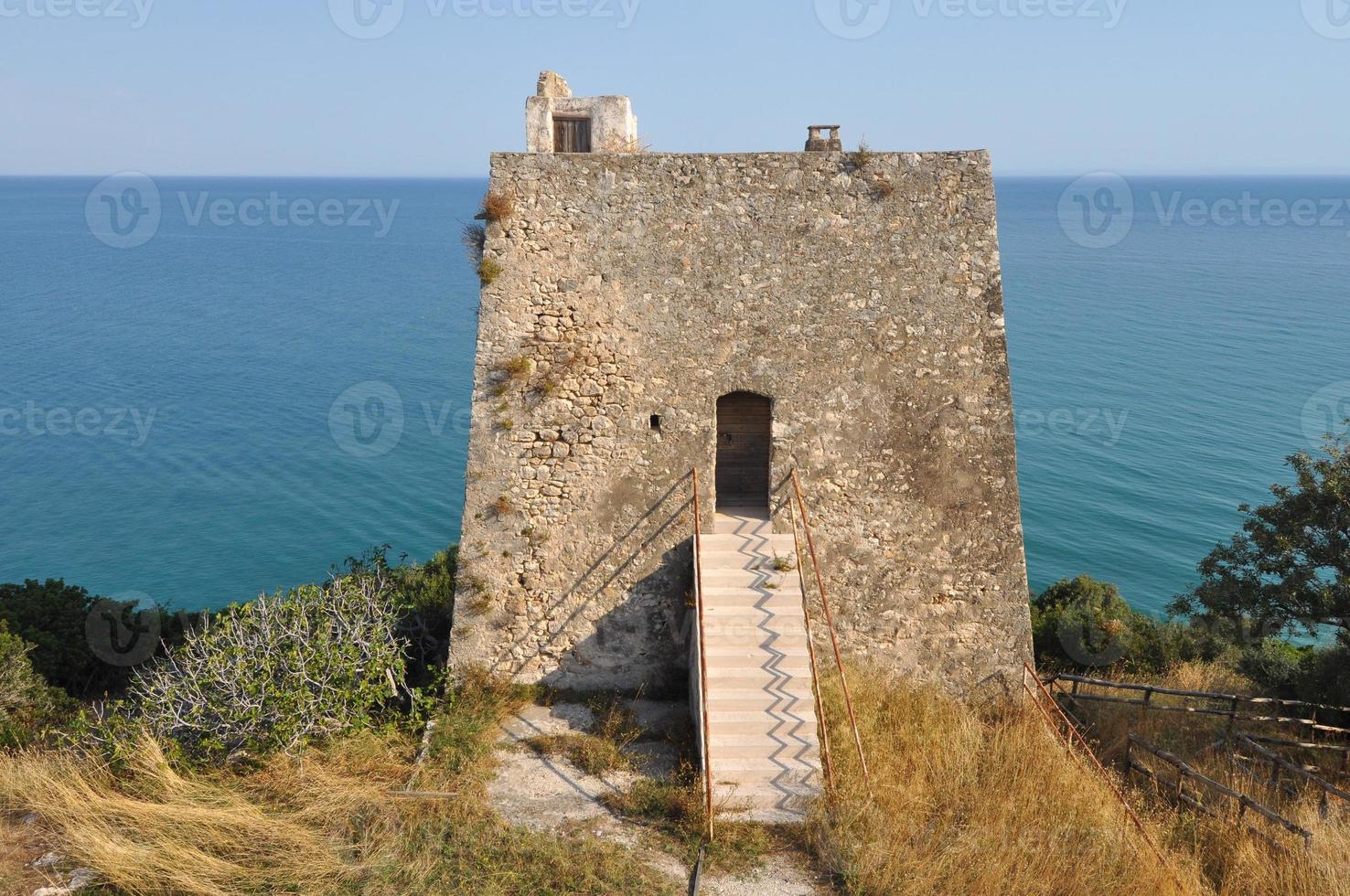 antiga torre à beira-mar foto