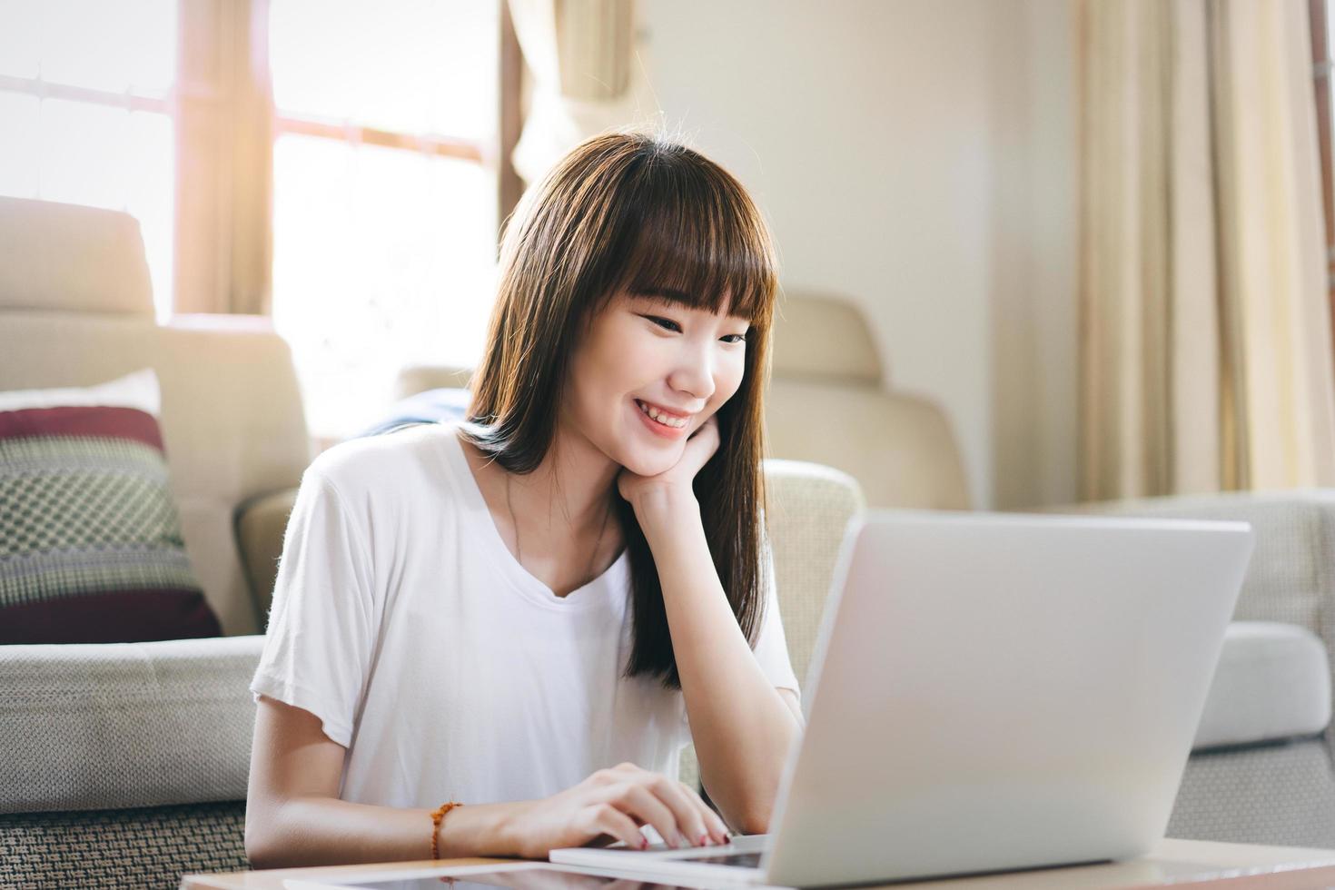 feliz sorriso estudante universitário estuda on-line ficar em casa via internet. foto