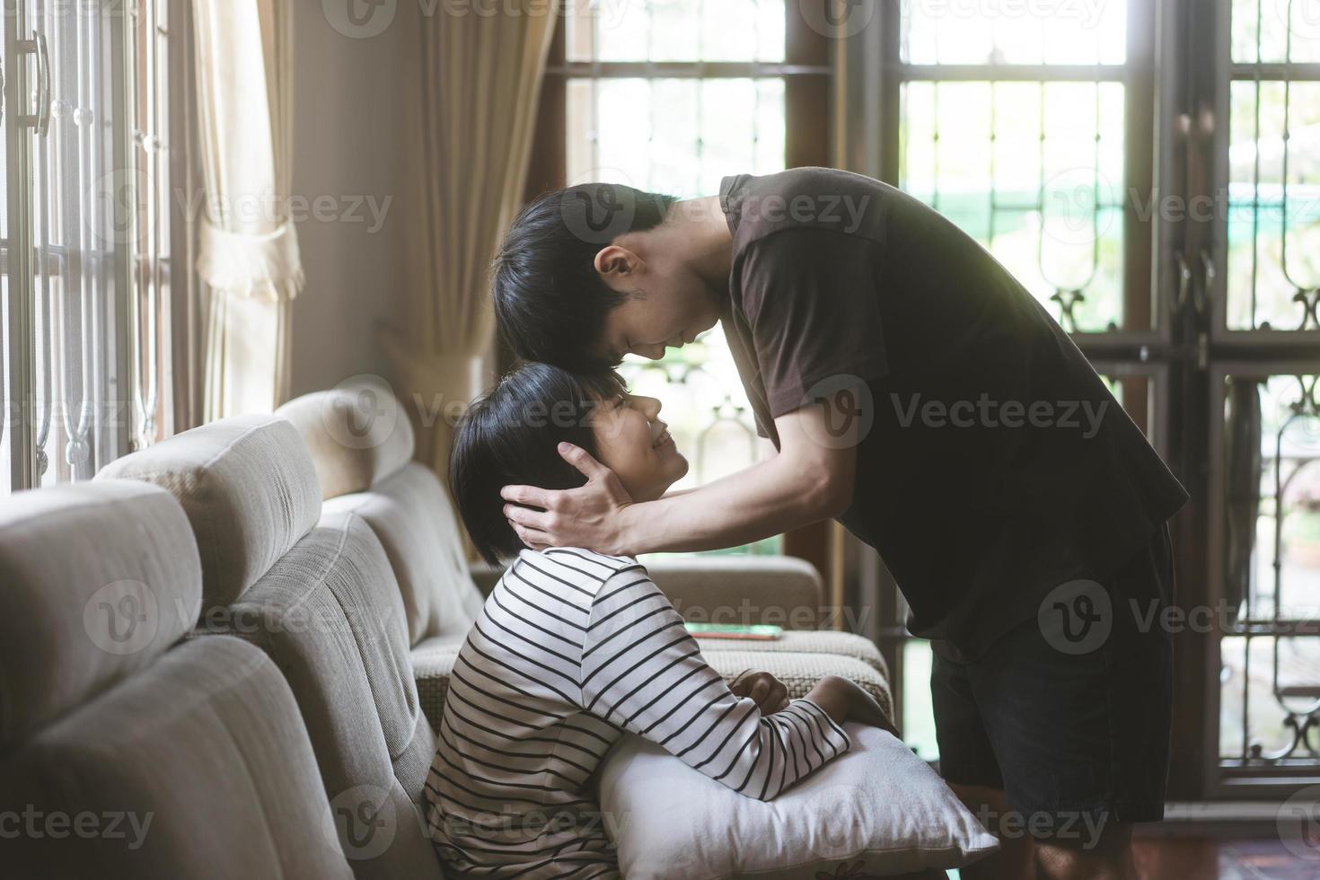 casal de amante asiático adulto jovem sentado no sofá aconchegante estilo interior no dia. foto