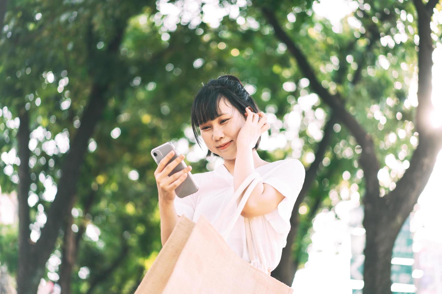 mulher solteira de negócios asiáticos adultos jovens usando telefone celular para aplicativo de namoro. foto