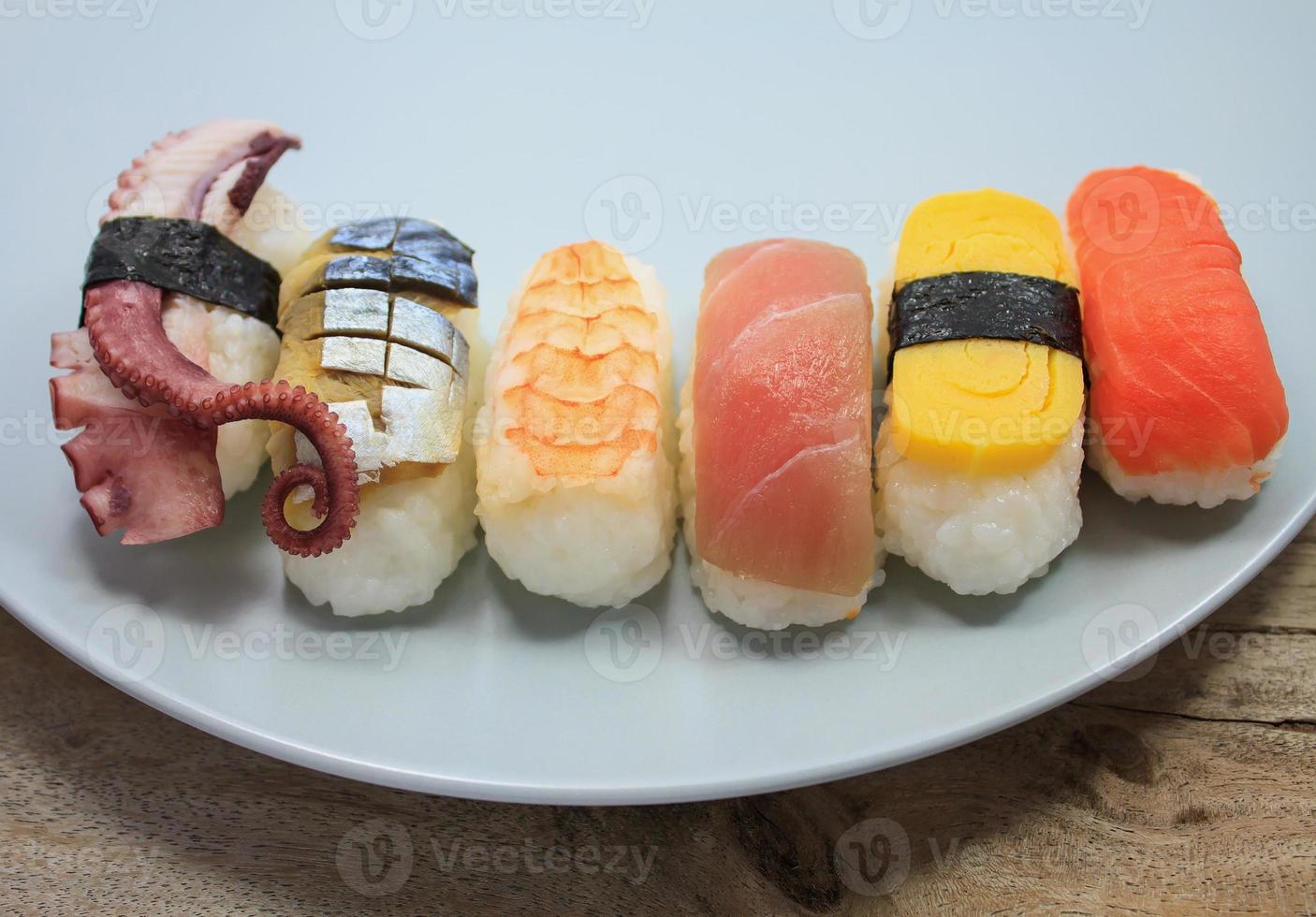 sushi maki em fundo de madeira foto