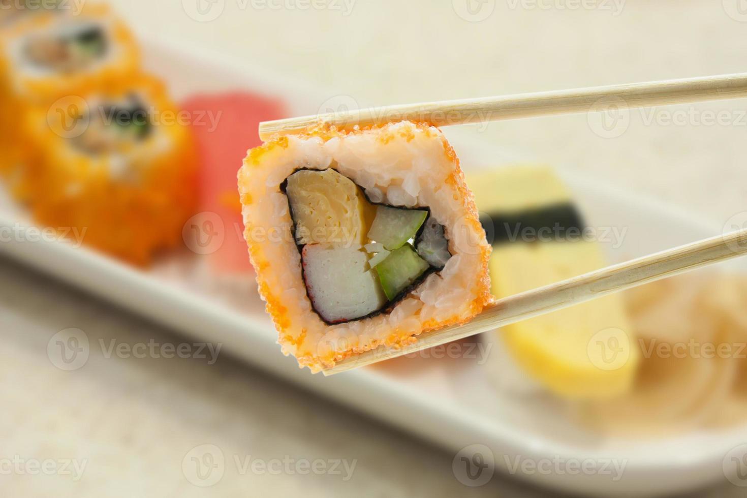 rolo de sushi com pauzinhos foto