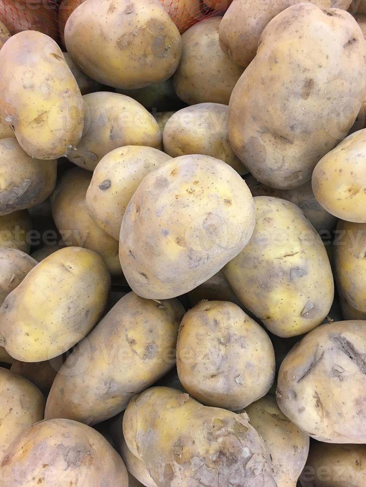 batatas orgânicas frescas no mercado foto