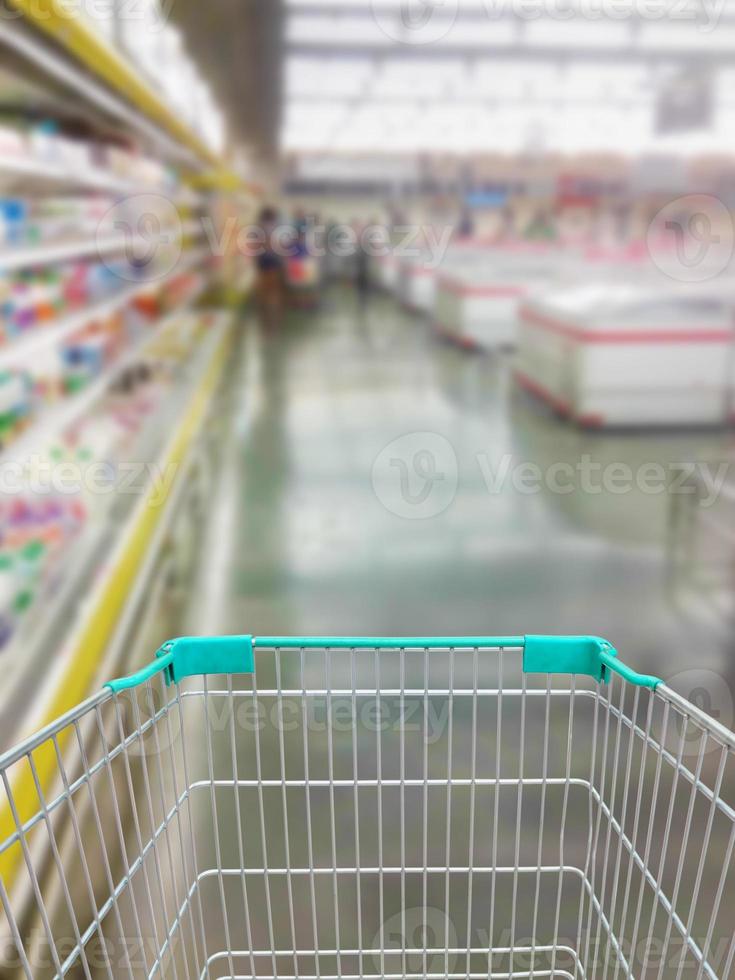 compras no supermercado com carrinho de compras foto