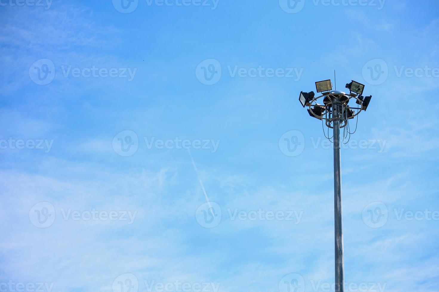 torre de poste de luz com céu azul foto