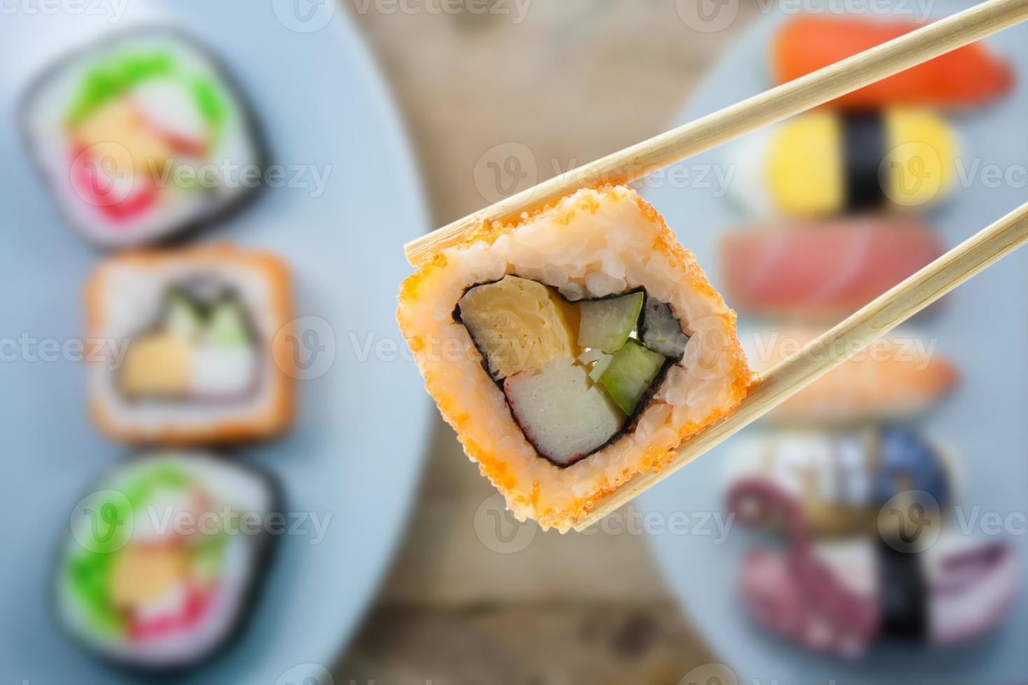 sushi com pauzinhos foto