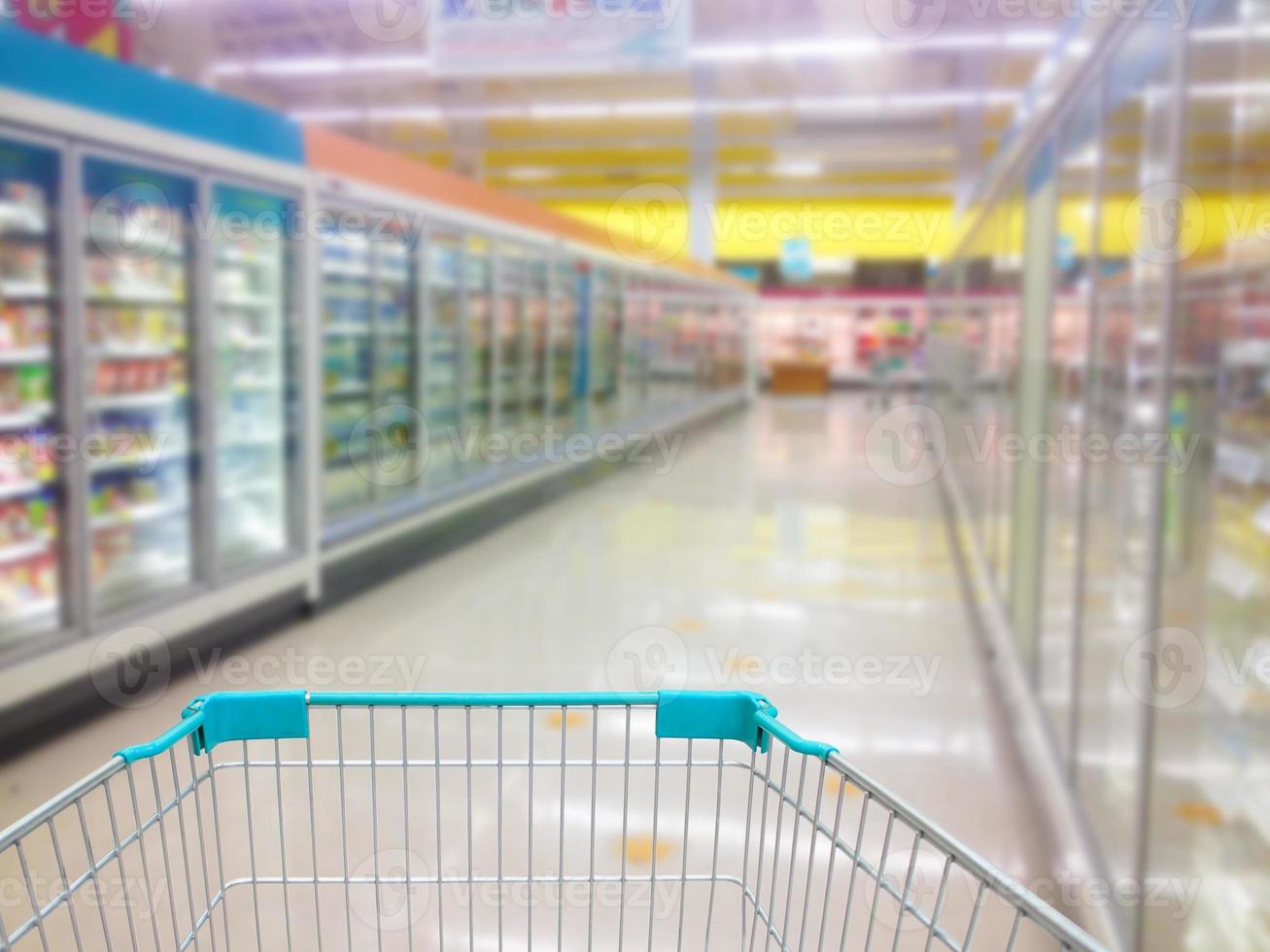 corredor de iogurte de leite congelador de alimentos congelados e prateleiras no supermercado foto