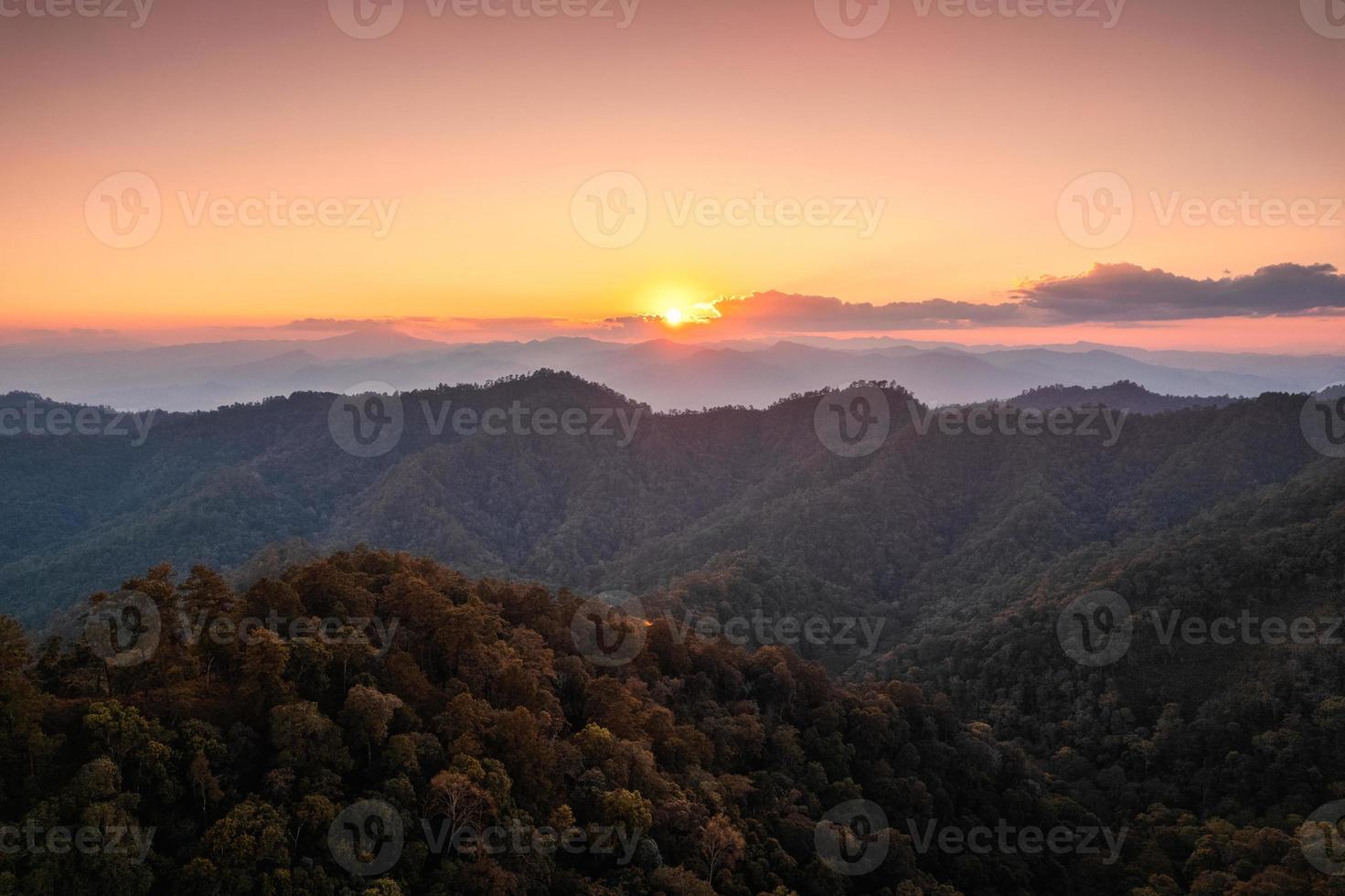 vista aérea do belo pôr do sol sobre a cordilheira na floresta tropical na zona rural distante no parque nacional foto