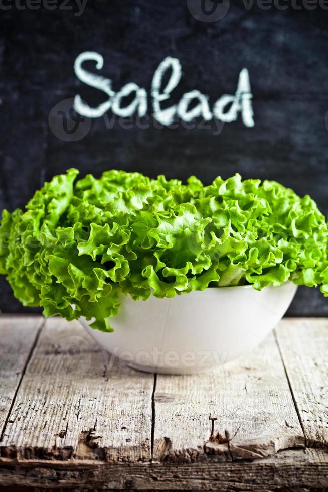 salada fresca em uma tigela foto