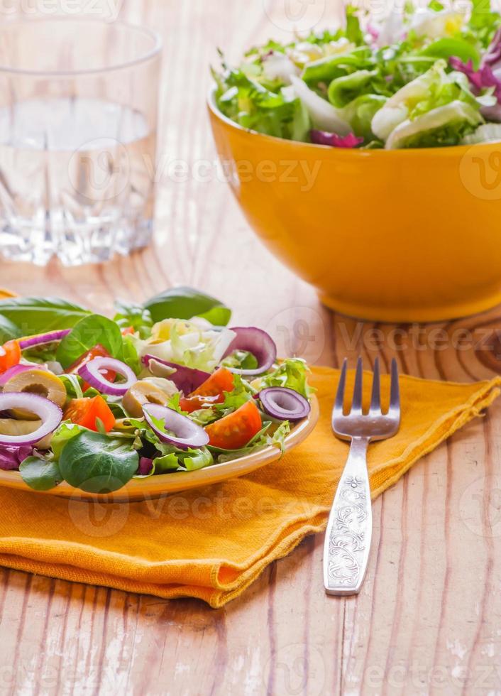 salada vegetariana com alface, tomate, azeitona e cebola foto