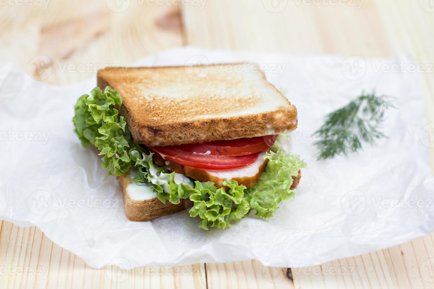 sanduíche de presunto saudável com queijo, tomate e alface foto