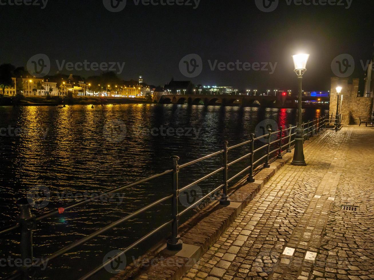 a cidade de maastricht no rio maas na holanda foto