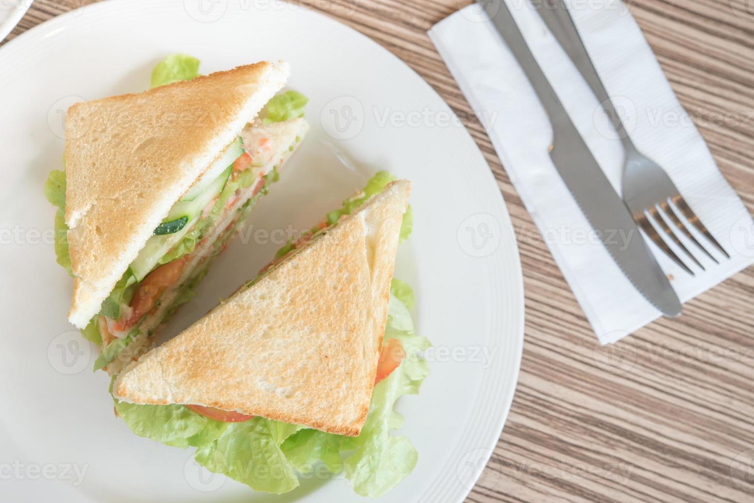 sanduíche com vegetais na mesa foto