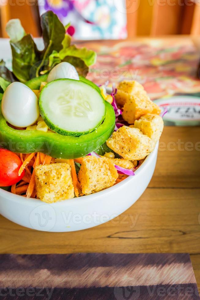 salada de jardim orgânica fresca com biscoitos e ovos de codorna foto