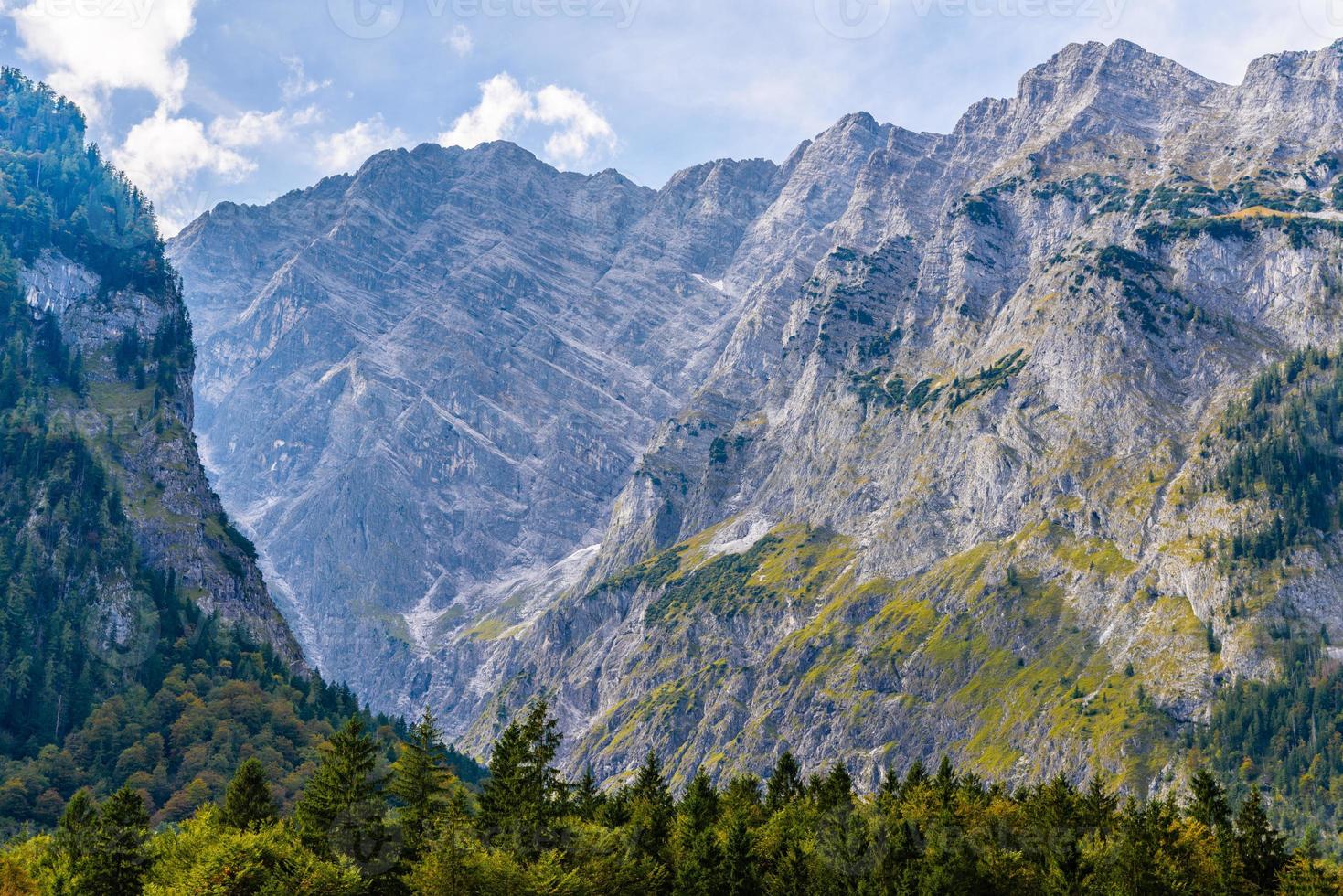 Alpes montanhas cobertas de floresta, Koenigssee, Konigsee, Parque Nacional de Berchtesgaden, Baviera, Alemanha foto