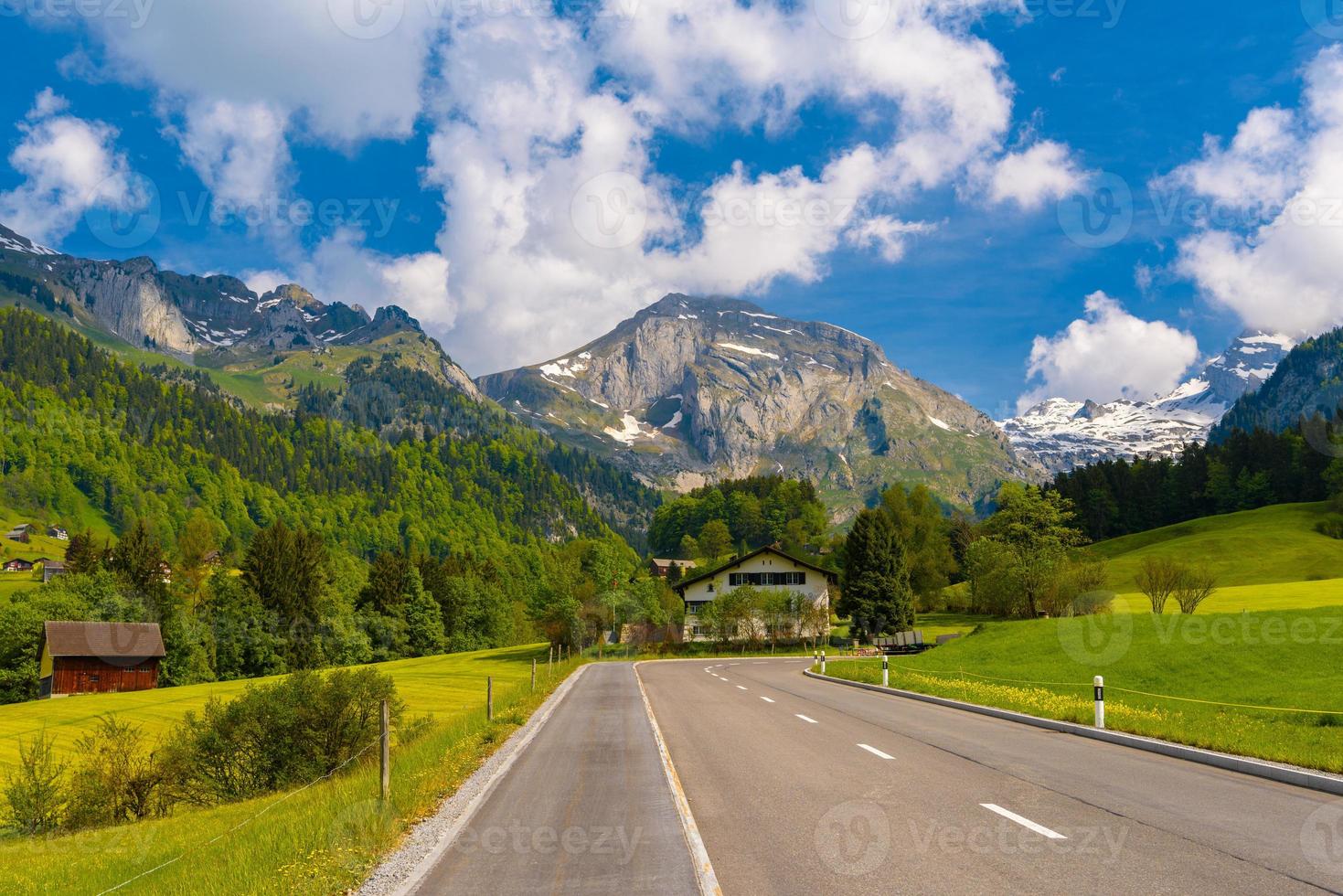 estrada rural na vila, alt sankt johann, sankt gallen, swi foto