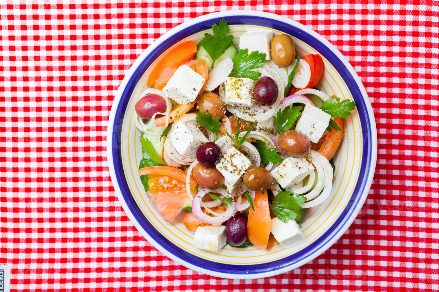 salada grega tradicional da vila foto