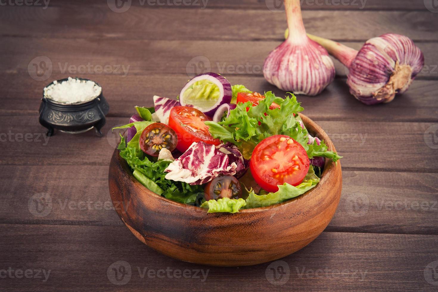 salada de legumes em uma tigela foto