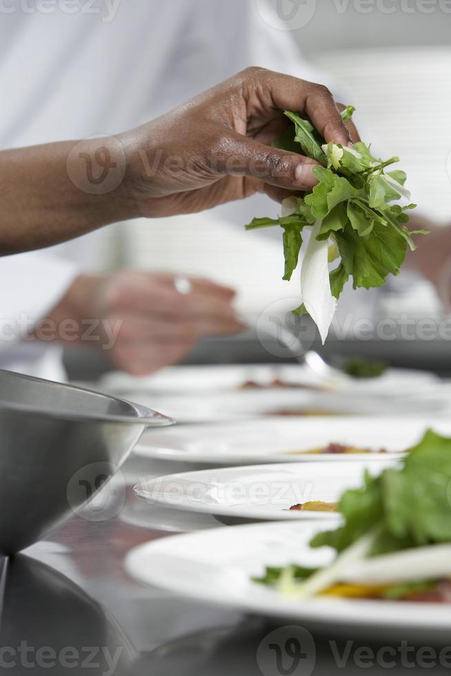 chef preparando salada foto