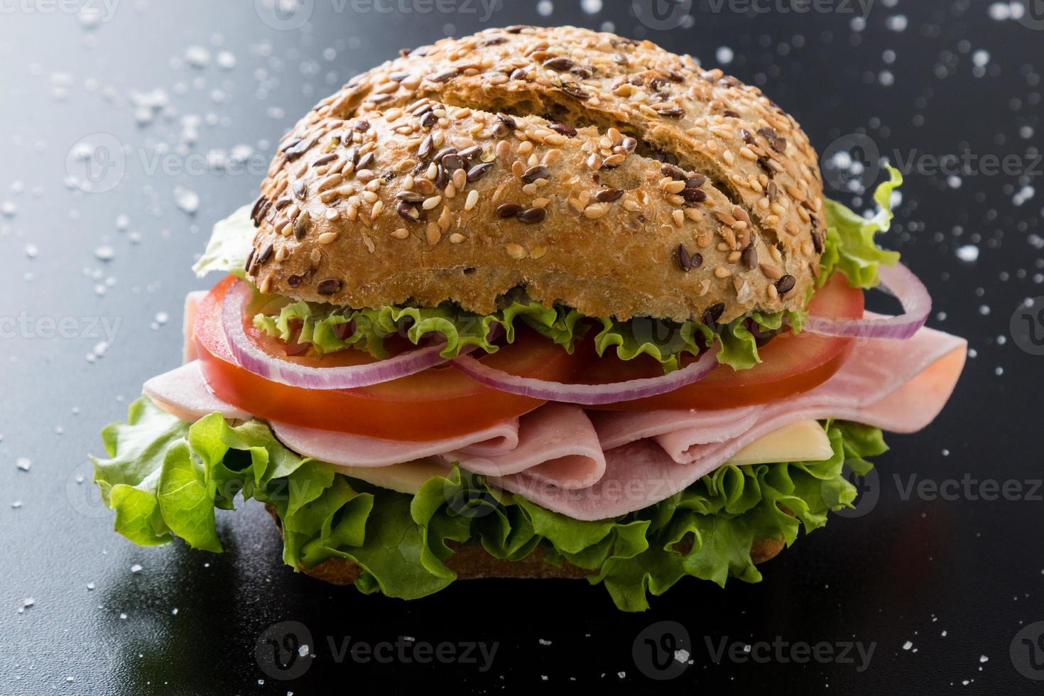 sanduíche de presunto com pão marrom foto