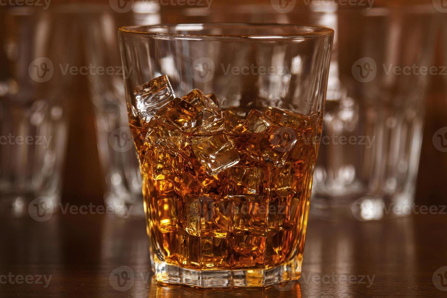 copos com whisky foto