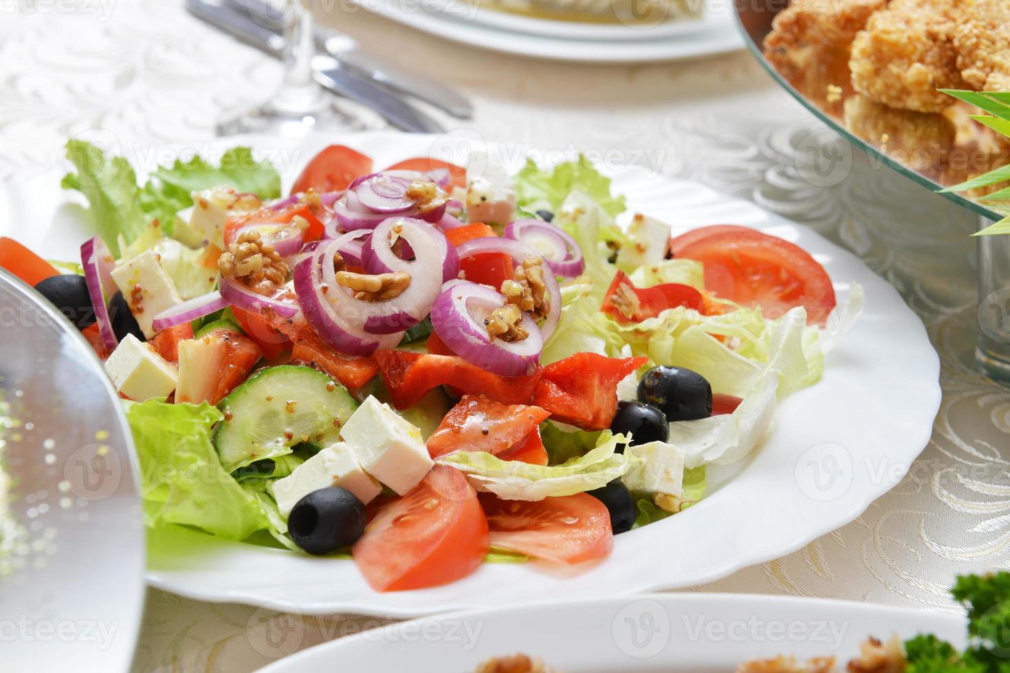 salada com legumes frescos foto