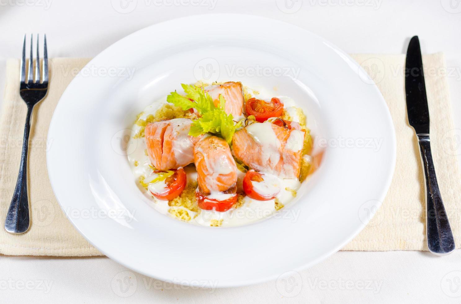 deliciosa salada de salmão foto