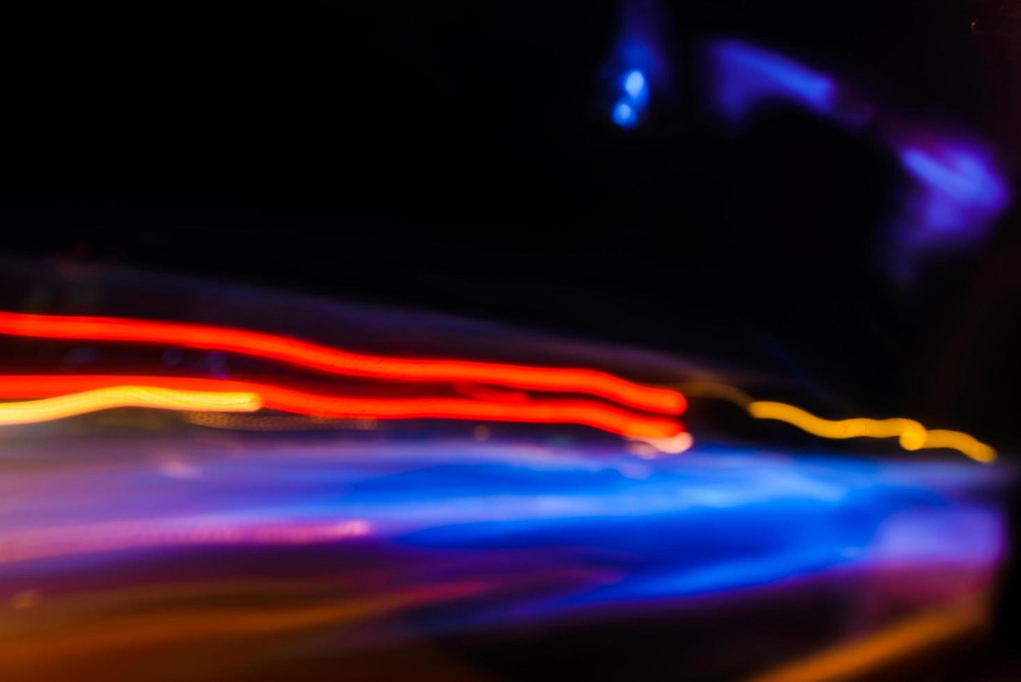luzes de movimento abstrato do tráfego noturno na cidade foto