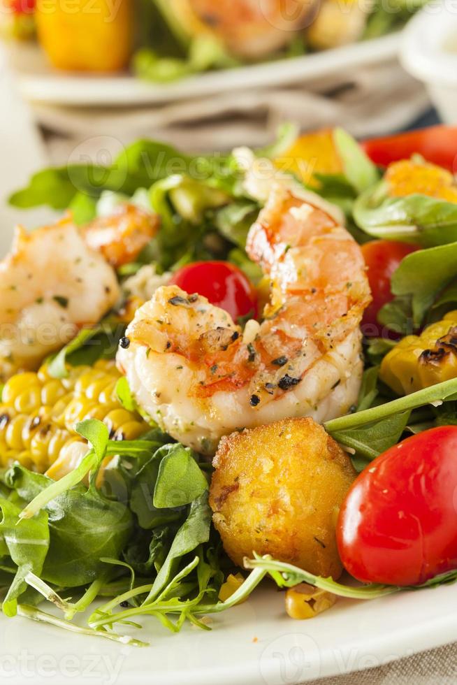 salada saudável de camarão e rúcula foto