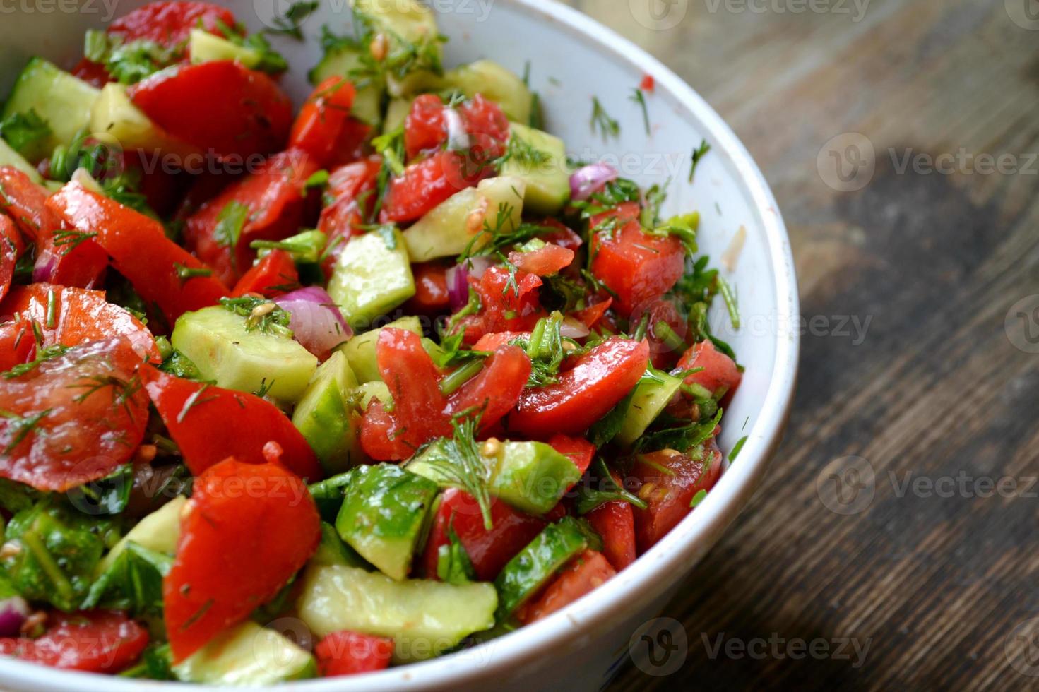 saborosa salada vegetariana com tomate e pepino foto