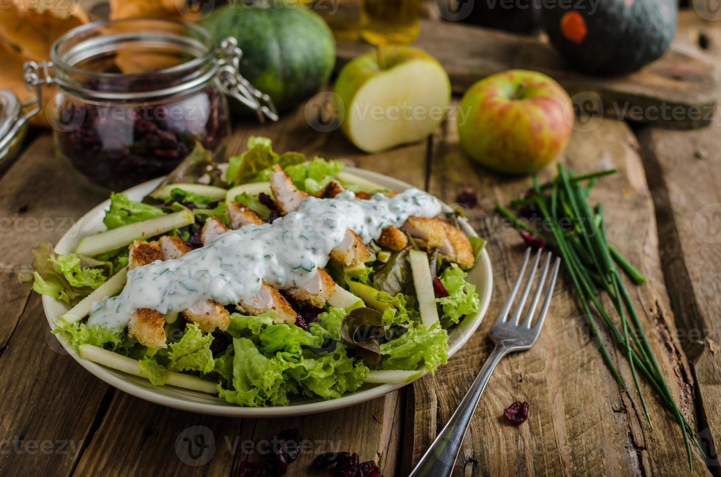 salada waldort com frango grelhado foto