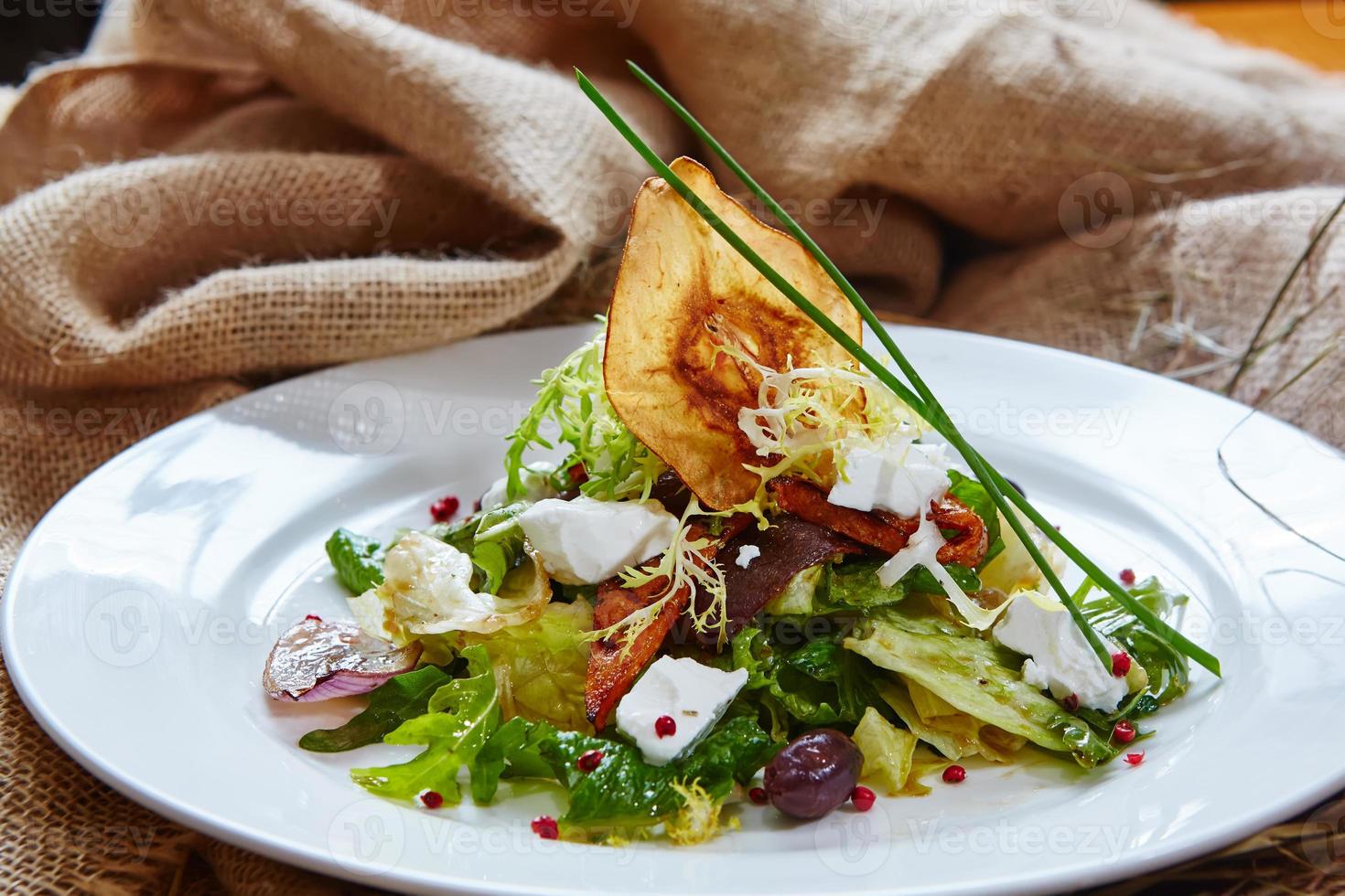 salada fresca de primavera com queijo feta, cebola roxa em branco foto