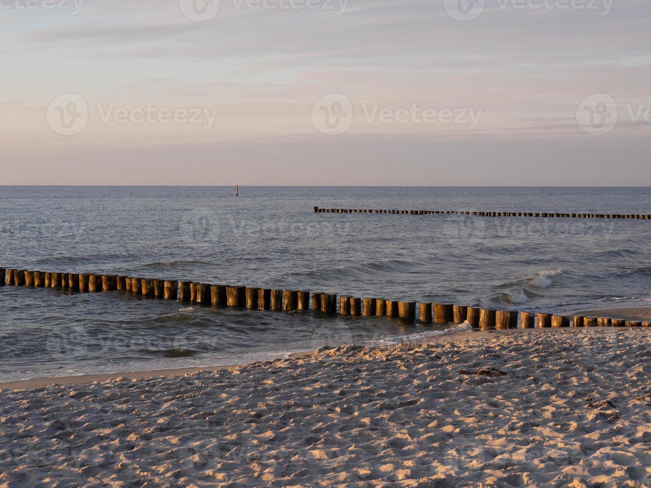 pôr do sol na praia ofzingst foto