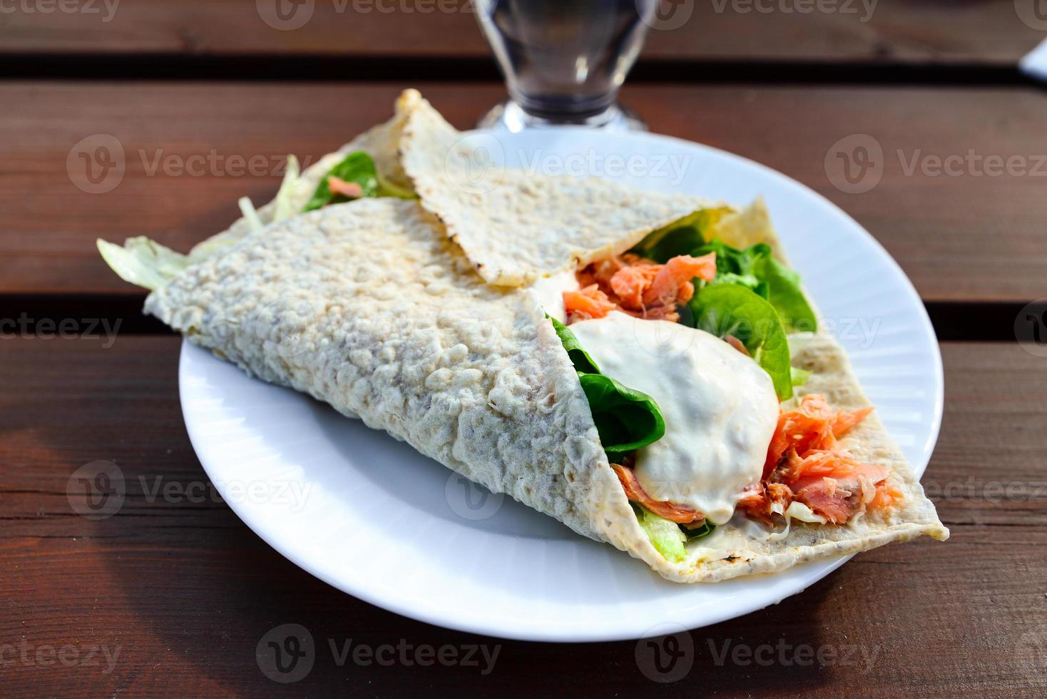 delicioso sanduíche com alface e salmão defumado foto