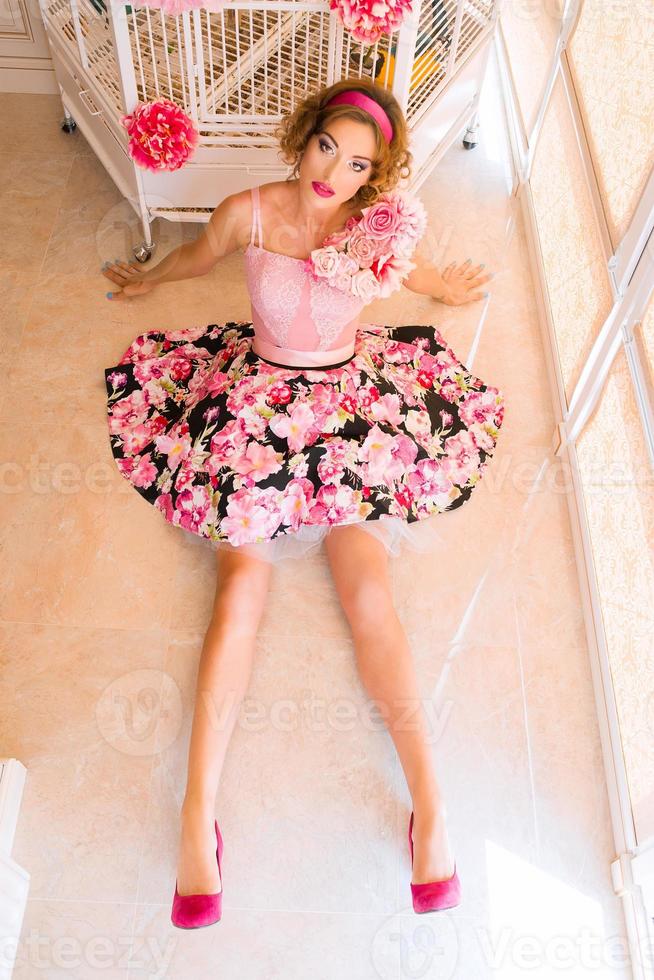 retrato de uma jovem com um vestido colorido com flores no estilo de boneca foto