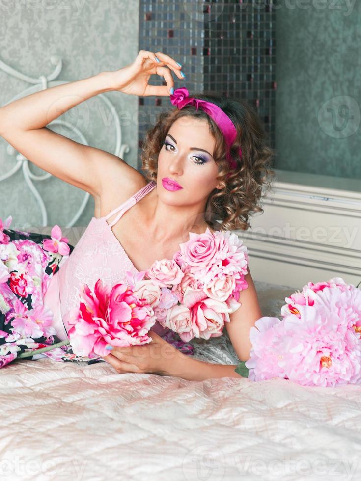 retrato de uma jovem com um vestido colorido com flores no estilo de boneca foto