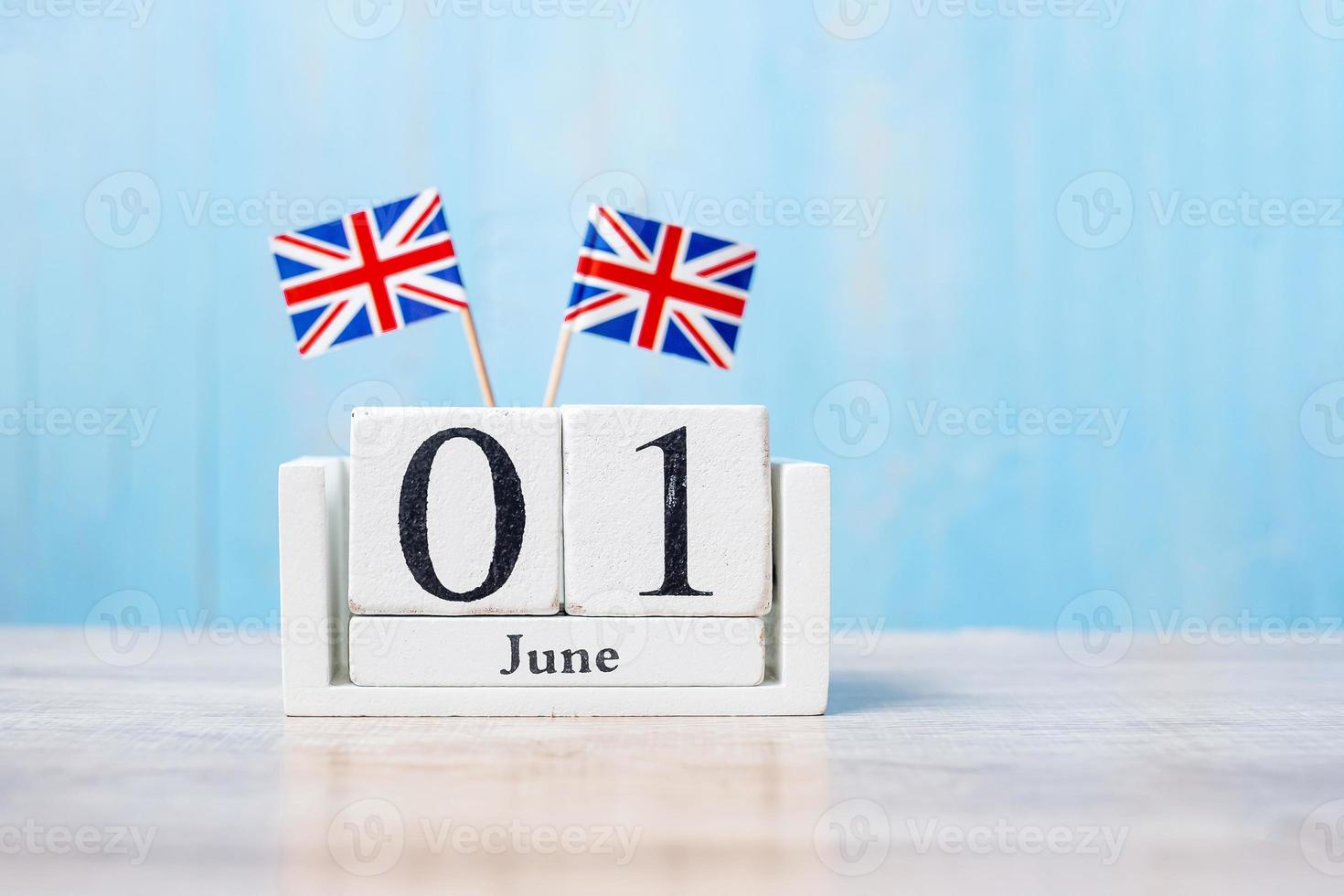 calendário de madeira de junho com bandeiras do reino unido em miniatura. dia nacional e conceitos de celebração feliz foto