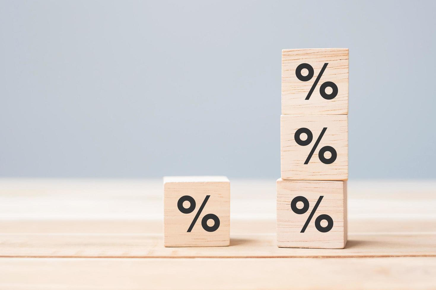bloco de cubo de madeira com ícone de símbolo de porcentagem. taxa de juros, financeira, classificação e conceito de taxas de hipoteca foto
