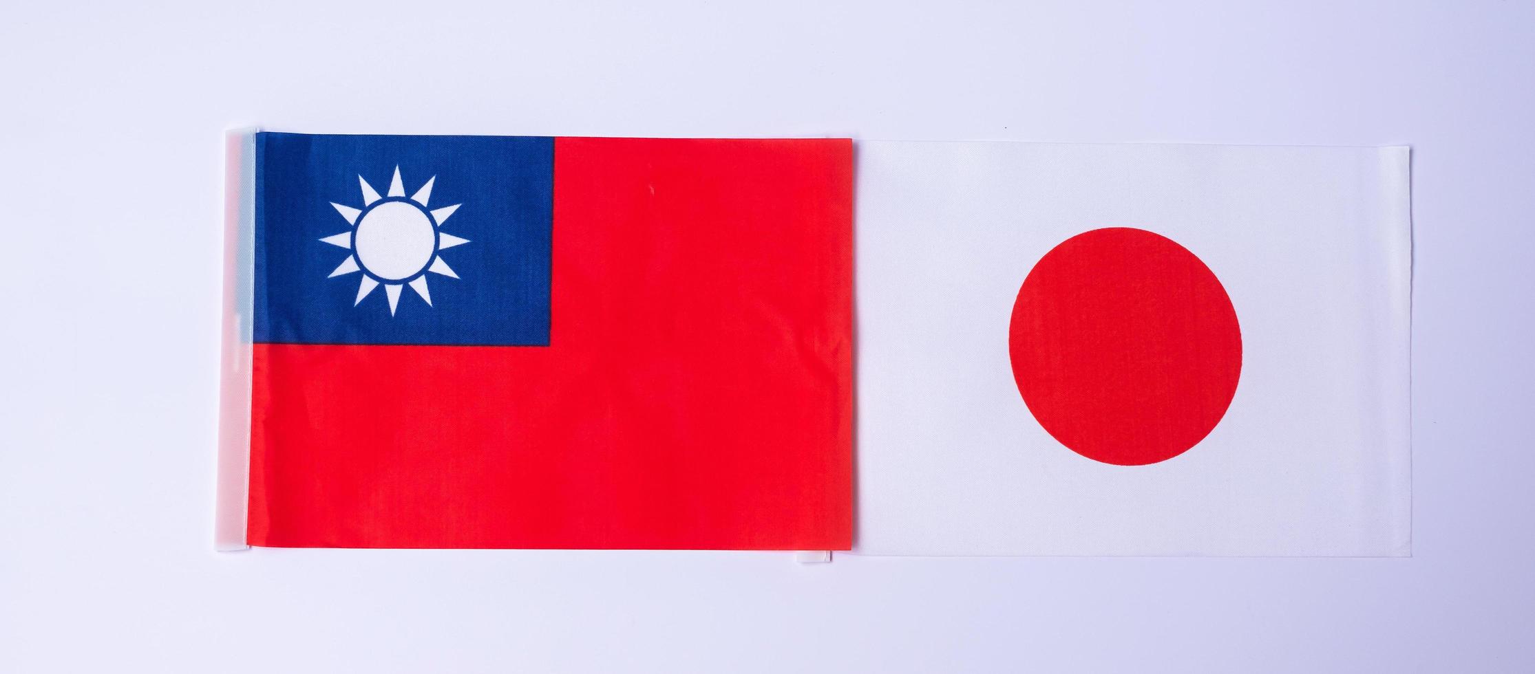 taiwan contra bandeiras do japão. conceito de amizade, guerra, conflito, política e relacionamento foto