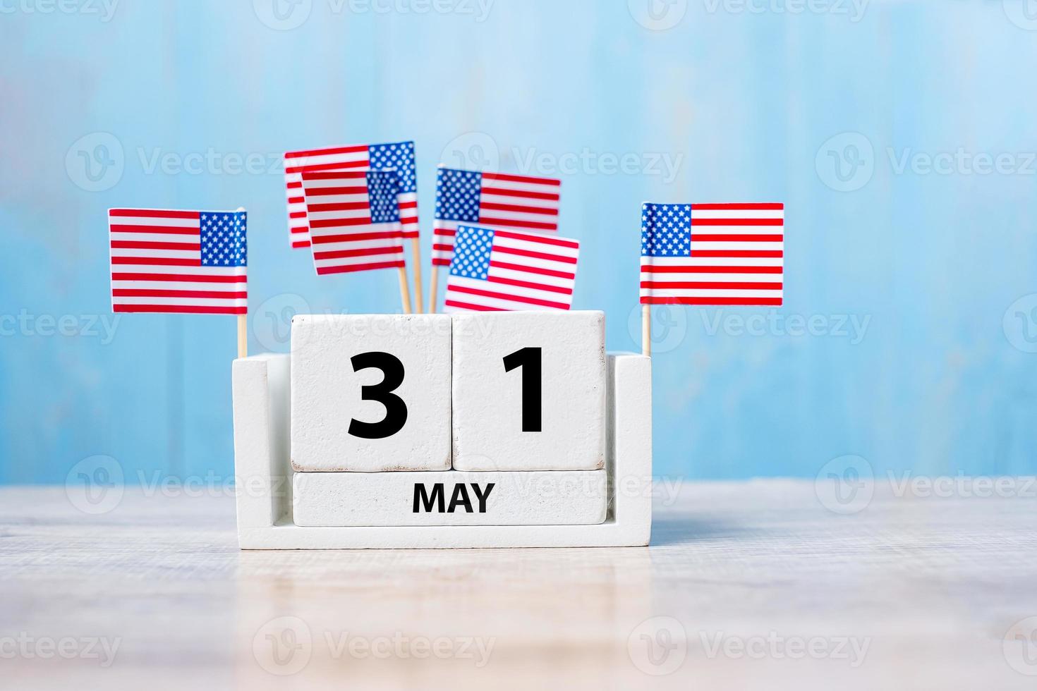 31 de maio de calendário branco com bandeira dos Estados Unidos da América em fundo de madeira. memorial day 2021 e conceito de férias foto