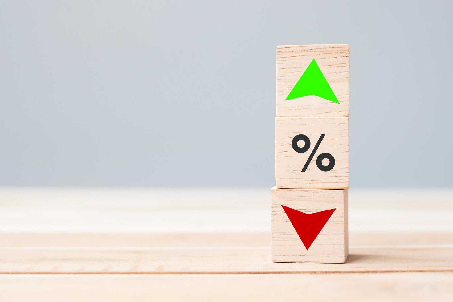 porcentagem para o ícone de símbolo de seta para cima e para baixo na mesa. taxa de juros, ações, financeiro, classificação, taxas de hipoteca e conceito de perda de corte foto