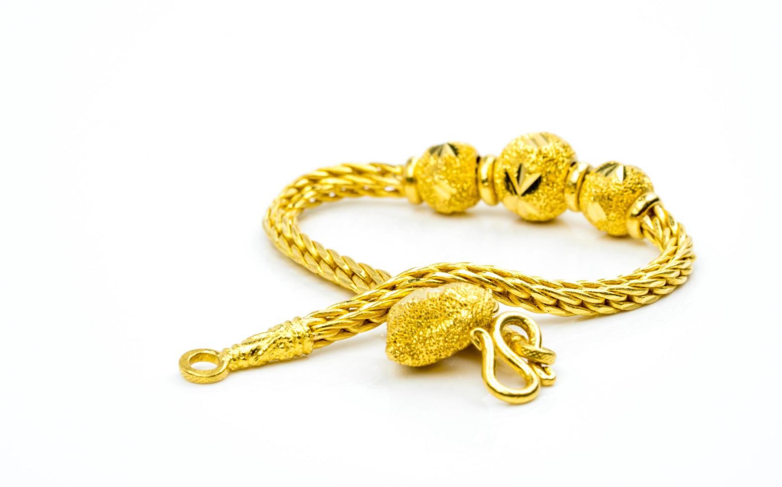 pulseira de joias de ouro estilo tailandês isolada no fundo branco com espaço de cópia, basta adicionar seu próprio texto. presente de ano novo chinês. negócio de loja de ouro. foto