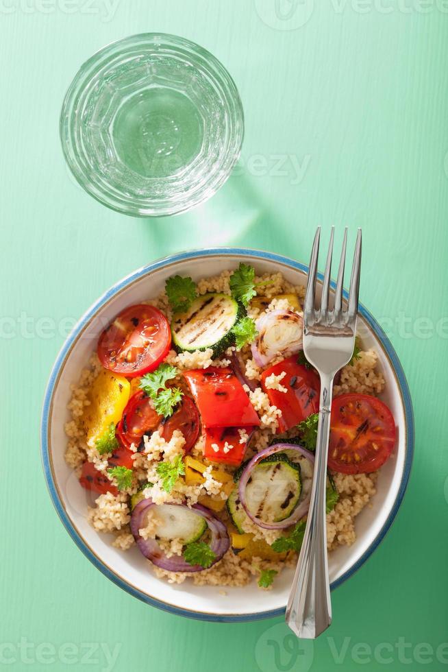 salada de cuscuz saudável com cebola de abobrinha grelhada tomate pimenta foto