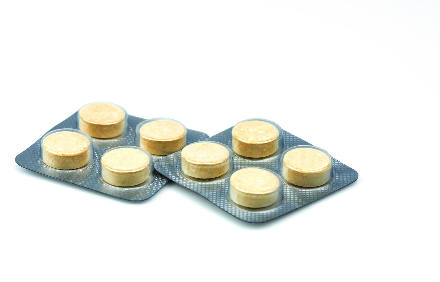 comprimidos de comprimidos anti-helmínticos em blisters em fundo branco, com espaço de cópia. conjunto de quatro comprimidos comprimidos niclosamida e fenolftaleína para tratamento de tênia. comprimidos mastigáveis. foto