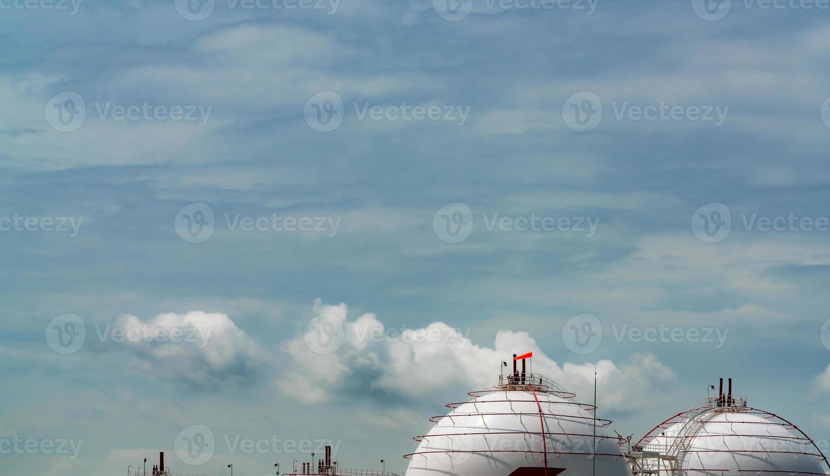 tanque de armazenamento de gás industrial. tanque de armazenamento de lng ou gás natural liquefeito. tanque de gás esférico na refinaria de petróleo. tanque de armazenamento acima do solo. indústria de armazenamento de gás natural e consumo do mercado global foto