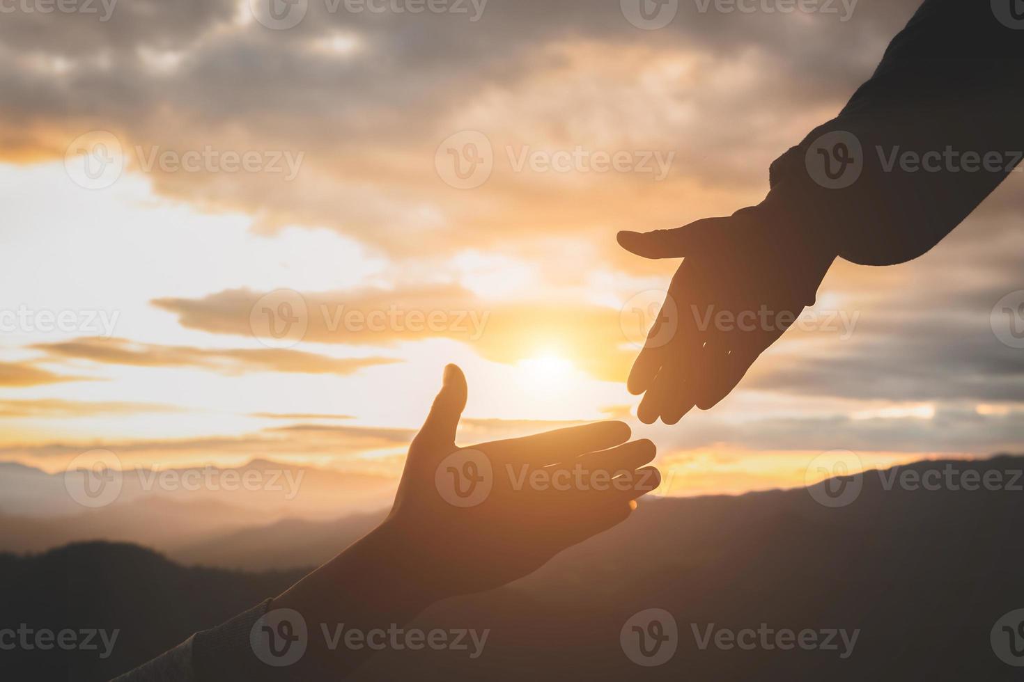 silhueta do conceito de mão amiga e dia internacional da paz, a mão amiga de Deus. foto